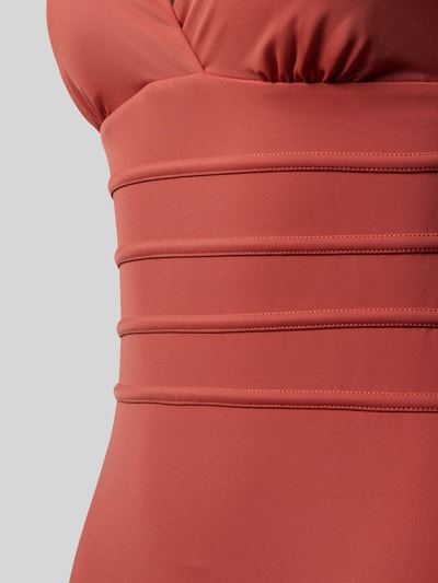 Frauenmodel trägt Badeanzug in unifarbenem Design von MAGIC Bodyfashion, Optik: Unifarben, Passform: Körpernah, Trägerform: Neckholder, Material: Material-Mix mit Stretch-Anteil, Detailaufnahme.