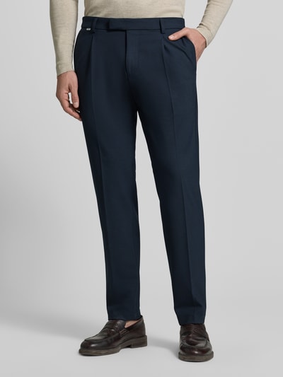 Männermodel trägt P&C Special - Exklusiv bei P&C Slim Fit Anzughose Modell 'Salto' von CINQUE, Dunkelblau, Baumwoll-Material-Mix, Bügelfalten, Haken- und Reißverschluss, Gürtelschlaufen, Seitentaschen, Gesäßtaschen, Ganzkörperansicht von vorne.