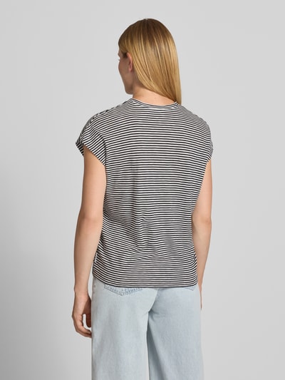 Vrouwenmodel draagt Loose Fit T-Shirt uit puur katoen van Armedangels met tweekleurige look, gestreept motief, jersey materiaal, label patch, logostitching, ronde hals, mouwloos design. Ganzkörperansicht Rückansicht.