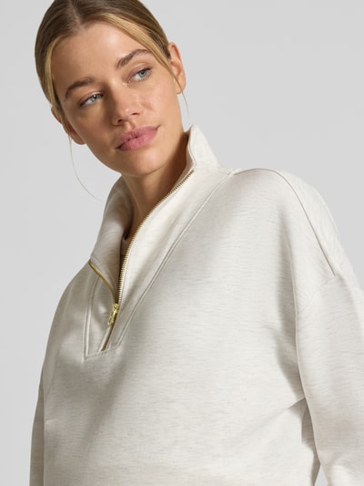 Frauenmodel trägt Sweatshirt aus Viskose-Mix mit Reißverschluss Modell 'hawley' von VARLEY, Stehkragen, Regular-Fit, Nahaufnahme Oberkörper.
