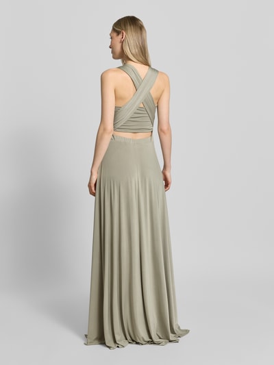 Frauenmodel trägt Maxikleid mit tiefem V-Ausschnitt von Rose Avenue, Taillierter Schnitt, rückseitig gekreuzte Träger, Taillenband, fließender Stoff, Rückenlänge bei Größe S: 135 cm, Ganzkörperansicht Rückansicht.