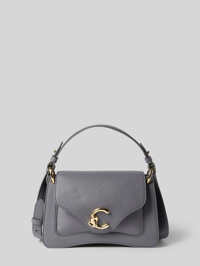 Produktfoto, Shoulder Bag mit Strukturmuster von Coccinelle in Grau mit Gold-Logo, geteiltes Hauptfach, verstellbarem Schulterriemen, strukturierte Oberfläche.