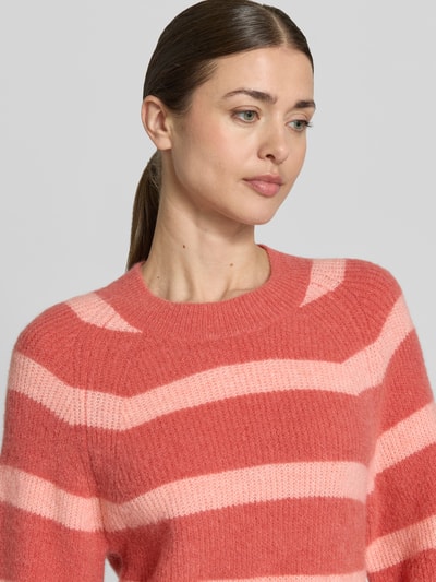 Frauenmodel trägt Strickpullover mit 1/2-Arm Modell 'Milania Hope' von MSCH Copenhagen im Material-Mix, Rundhalsausschnitt, Nahaufnahme Oberkörper.