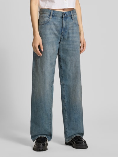 Frauenmodel trägt Loose Fit Jeans mit Eingrifftaschen Modell 'Contor' von G-Star Raw aus Reine Baumwolle in blauer Jeans-Optik, Ganzkörperansicht von vorne. Bundweite bei Größe 28/32: 42 cm, Innenbeinlänge: 85 cm, Knopf- und Reißverschluss, seitliche Eingrifftaschen, Gesäßtaschen.