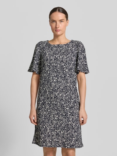 Frauenmodel trägt Knielanges Kleid im Allover-Look von Zero, Material-Mix mit Stretch-Anteil, Gerader-Schnitt, Knielänge, Rundhalsausschnitt, Schwarz-Weiß-Muster mit weicher Textur, Ganzkörperansicht von vorne.