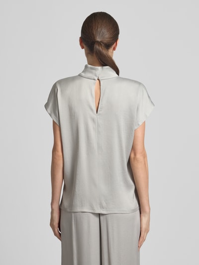 Frauenmodel trägt Blusenshirt mit Stehkragen Modell 'ALARIA' von Drykorn, mieszanka materiałów z dodatkiem streczu, krój regular fit, długość tyłu w rozmiarze 36: 59 cm, jasnoszary kolor, gładka tekstura, Ganzkörperansicht Rückansicht.