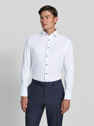 Męski model nosi Modern Fit Businesshemd aus reiner Baumwolle von OLYMP, białe, gładkie, klasyczny kołnierzyk, pełny przód, Ganzkörperansicht von vorne, Herren Businesshemd von OLYMP.
