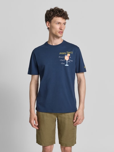 Männermodel trägt Herren T-Shirt mit Stitchings Modell 'PORTOFINO' von MC2 Saint Barth aus reiner Baumwolle, Regular-Fit, navy, Rundhalsausschnitt, Ganzkörperansicht von vorne.