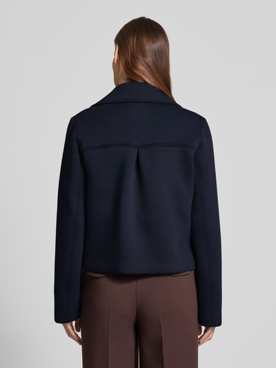 Frauenmodel trägt Regular Fit Jacke mit Viskose-Anteil von Christian Berg Woman Selection in Dunkelblau, Elastischer-Material-Mix, Reverskragen, doppelte Knopfleiste, Eingrifftaschen, Rückenlänge 54 cm, Schulterbreite 39 cm, Brustweite 51 cm, Ärmellänge 64 cm, glatte Struktur, Ganzkörperansicht Rückansicht.