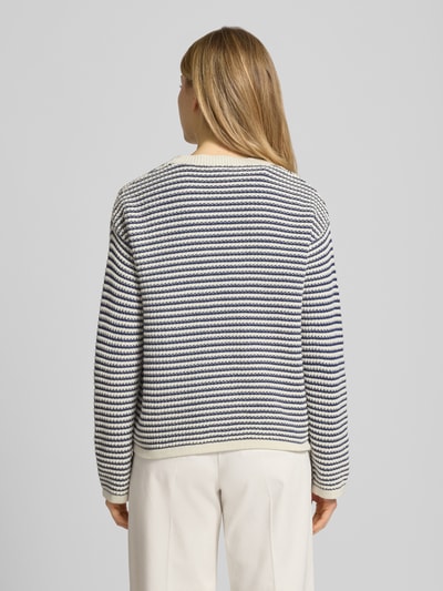Frauenmodel trägt Cardigan mit V-Ausschnitt Modell 'MIKALA' von B.Young in Weiß und Dunkelblau, reine Baumwolle, Ganzkörperansicht Rückansicht.