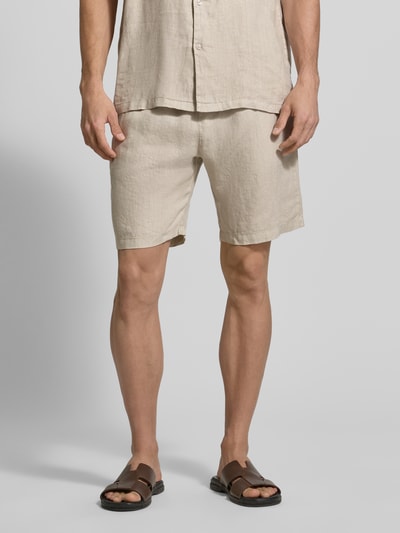Männermodel trägt Shorts mit elastischem Bund und Gesäßtasche von MCNEAL, Reine Baumwolle, Regular-Fit, Bundweite 45 cm, Innenbeinlänge 24 cm, Ganzkörperansicht von vorne.