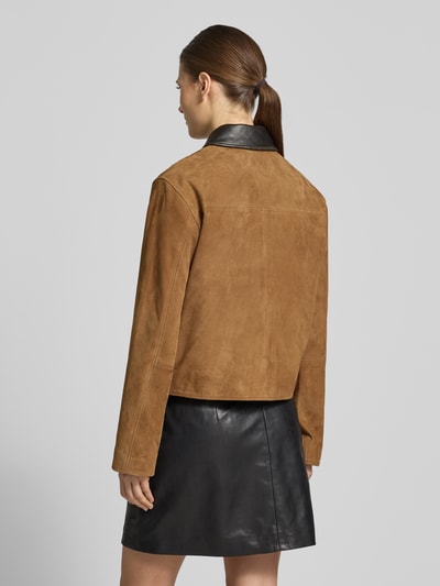 Vrouwenmodel draagt Veloursjacke mit Lederkontrastkragen van Jake*s Casual in velours, regular fit, contrastkraag, klepzakken, Ganzlichaamsaanzicht achterkant