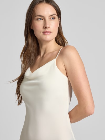 Frauenmodel trägt Slim Fit Midikleid mit abnehmbarem Stoffband Modell 'Thea' von YAS in creme, glatte Textur, Nahaufnahme Oberkörper. Elastischer Material-Mix, verstellbare Spaghettiträger, Rückenlänge 121 cm, Brustweite 43 cm.