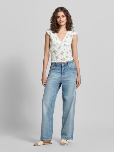 Frauenmodel trägt Slim Fit Top mit tiefem V-Ausschnitt Modell 'SAGA' von Only, Optik: Allover-Muster floral, Kurzarm, Jersey, Ganzkörperansicht von vorne.