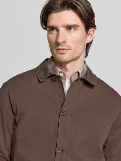 Männermodel trägt Hemdjacke aus Baumwoll-Mix mit Knopfleiste Modell 'BUCHAN' von Casual Friday, braune Farbe, Nahaufnahme Oberkörper.