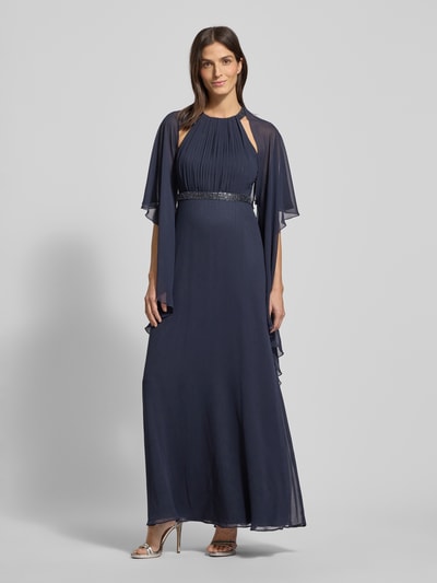 Frauenmodel trägt Stola aus Chiffon mit Knopfverschluss von Vera Mont, fließender Stoff in Dunkelblau, Ganzkörperansicht von vorne.