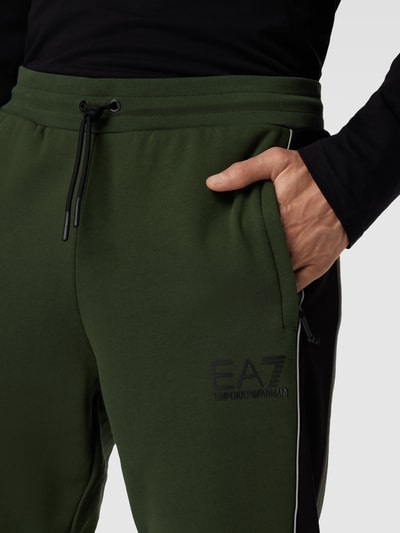 EA7 Emporio Armani Sweatbroek met logodetail en contraststrepen Donkergroen - 3