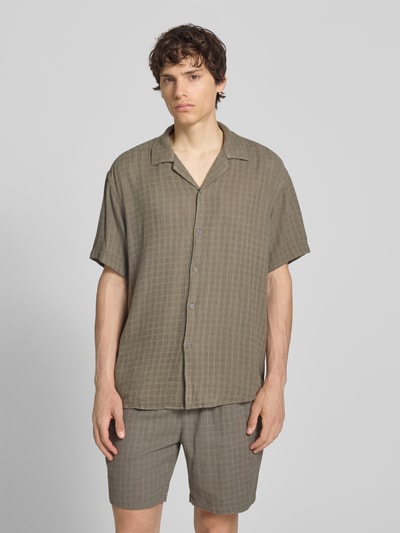Männermodel trägt Regular Fit Freizeithemd aus Viskose-Leinen-Mix Modell 'LATHAM' von Only & Sons, Optik: Unifarben, Struktur, Ganzkörperansicht von vorne.