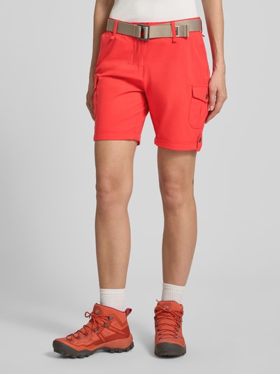 Frauenmodel trägt Shorts mit Hydrocool Effekt und Gürtel von G.I.G.A. DX in Rot, Regular-Fit, Eingrifftaschen, Pattentaschen, Ganzkörperansicht von vorne.