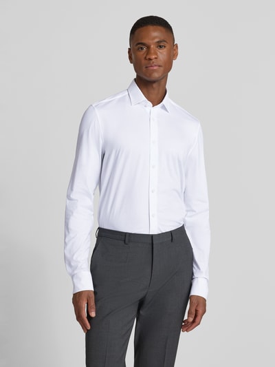 Männermodel trägt Body Fit Business-Hemd mit Knopfleiste von OLYMP Level Five, Baumwoll-Elasthan-Mix, Kentkragen, Ganzkörperansicht von vorne.
