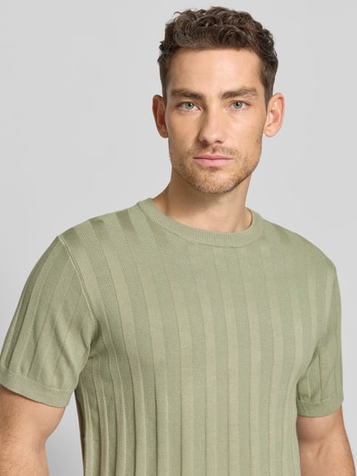 Männermodel trägt Strickshirt aus Viskose-Mix mit Rundhalsausschnitt von Lindbergh in Ripp-Optik, Regular-Fit, Nahaufnahme Oberkörper.