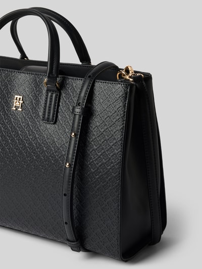 Produktfoto, Henkeltasche in Leder-Optik von Tommy Hilfiger in Schwarz, Optik: Unifarben, Magnetverschluss, Logo-Applikation aus Metall, geteiltes Hauptfach mit Reißverschlussfach, Einschubfach, eingesetztes Reißverschlussfach, Logo-Muster-Prägung, Tragehenkel