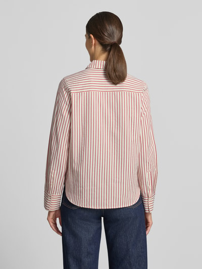 Frauenmodel trägt Loose Fit Langarmbluse aus Baumwoll-Mix von Jake*s Casual mit roten und weißen Streifen, Ganzkörperansicht Rückansicht.