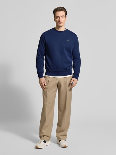Männermodel trägt Relaxed Fit Sweatshirt aus reiner Baumwolle von Polo Ralph Lauren, Optik: Unifarben, Logo-Detail, Rundhals, Langarm, Sweat, Ganzkörperansicht von vorne.