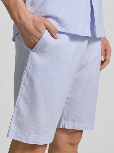 Männermodel trägt Shorts aus Leinen-Baumwoll-Mix mit elastischem Bund von MCNEAL, Regular-Fit, hellblau, Nahaufnahme Oberschenkel.