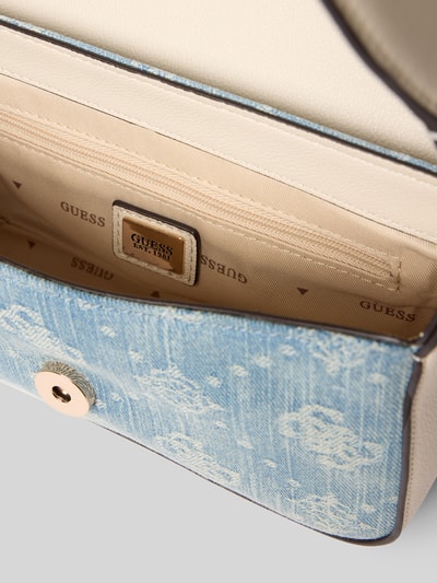 Produktfoto, Shoulder Bag mit Logo-Detail Modell 'Ruby' von GUESS, Główna przegroda z klapką, detal z logo, tkanina stylizowana na denim, Szerokość w rozmiarze 1: 21 cm, Długość w rozmiarze 1: 14 cm, Głębokość w rozmiarze 1: 6 cm, długość paska na ramię w rozmiarze 1: 60 cm