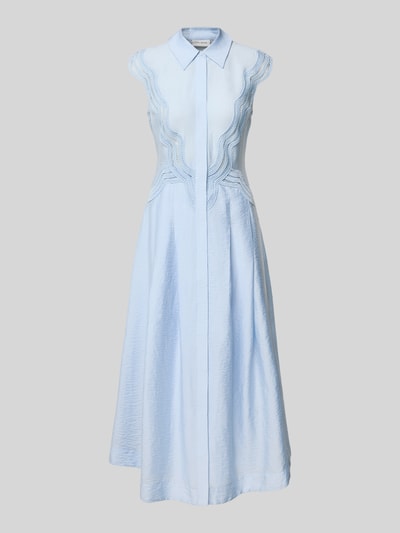 Produktfoto, hellblaues Hemdblusenkleid aus Modal-Mix mit Spitze Modell 'COLE' von Copenhagen Muse, A-Linie, verdeckte Knopfleiste, Midilänge
