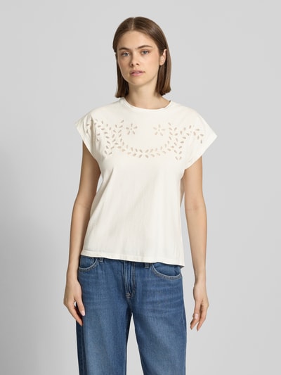 Vrouwenmodel draagt Regular Fit T-shirt uit puur katoen model 'MINA' van Pepe Jeans in effen kleuren met ajourwerk, mesh-inzet, labelstitching, ronde hals, korte mouw; look: effen, geheel in beeld, voorkantaanzicht.