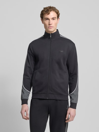 Männermodel trägt Regular Fit Sweatshirt aus Baumwoll-Mix von BOSS, Optik: Unifarben, Label-Applikation, Galonstreifen, Ganzkörperansicht von vorne.