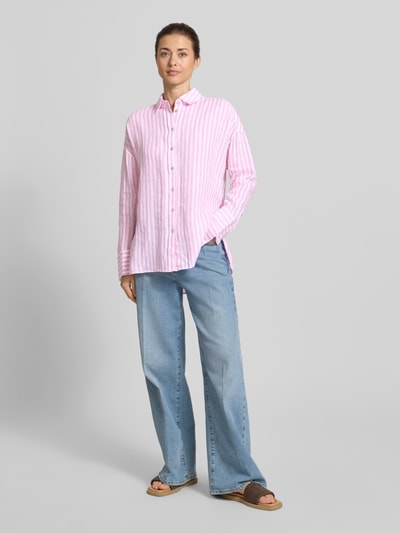 Modelka kobieca ma na sobie Relaxed Fit Leinenbluse im Allover-Look od Christian Berg Woman, czysta len, długość tyłu 74 cm, długość rękawa 47 cm, kołnierz koszulowy, różowo-białe paski, struktura lekko teksturowana, proste jasnoniebieskie spodnie, pełny widok z przodu