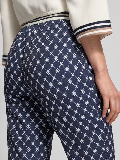 Frauenmodel trägt Hose im Allover-Look mit elastischem Bund von Betty Barclay aus Material-Mix mit Stretch-Anteil, Detailaufnahme Rückansicht.
