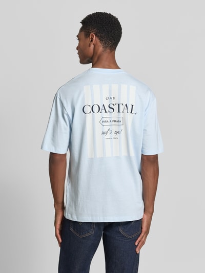 Mannenmodel draagt Regular Fit T-shirt uit katoenmix van s.Oliver RED LABEL, look: effen kleuren, opschrift-applicatie, ronde hals, korte mouw, jersey, Ganzkörperansicht Rückansicht.