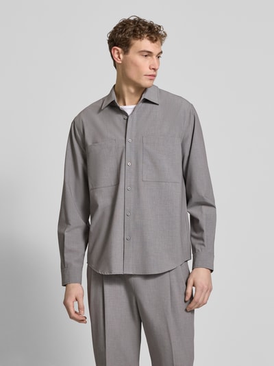 Männermodel trägt Regular Fit Freizeithemd mit Viskose-Anteil von JAKE*S STUDIO MEN in Grau, glatte Textur, Ganzkörperansicht von vorne.