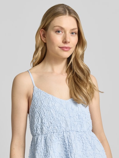 Modelka kobieca nosi jasnoniebieskie Midikleid mit Strukturmuster Modell 'CRISTINA' von Copenhagen Muse, gładka tekstura, Szerokość w rozmiarze S: 40 cm, z przodu zbliżenie na górną część ciała