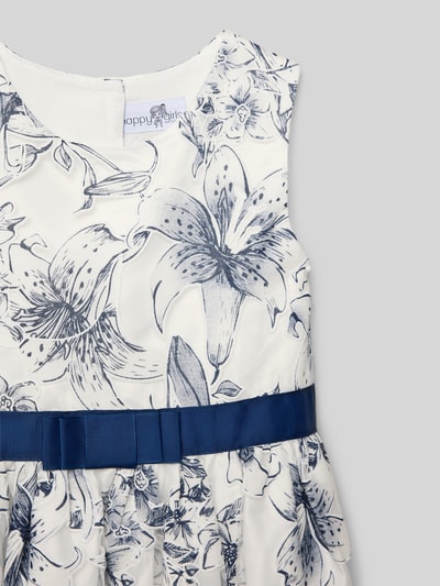 Mädchen trägt Regular Fit Kleid mit floralem Allover-Print von Happy Girls, Baumwoll-Mix, Zierschleife, Nahaufnahme Oberkörper.