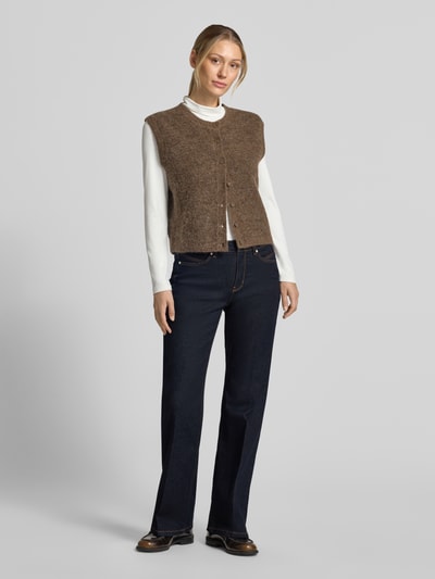 Kobiece modelka nosi jeansy z kantami Jeans mit Bügelfalten Modell 'Carie' od someday, mieszanka bawełny, prosty krój, ciemnoniebieski, kieszenie boczne i z tyłu, zapięcie na guzik i zamek błyskawiczny, Szerokość w rozmiarze 36: 38 cm, Długość wewnętrzna nogawki w rozmiarze 36: 80 cm, widok całej sylwetki z przodu