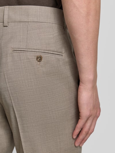 Männermodel trägt Slim Fit Anzug aus Schurwoll-Mix Modell 'HUGE' von BOSS in Beige mit feiner Textur, Detailaufnahme, Herren Anzug von BOSS.