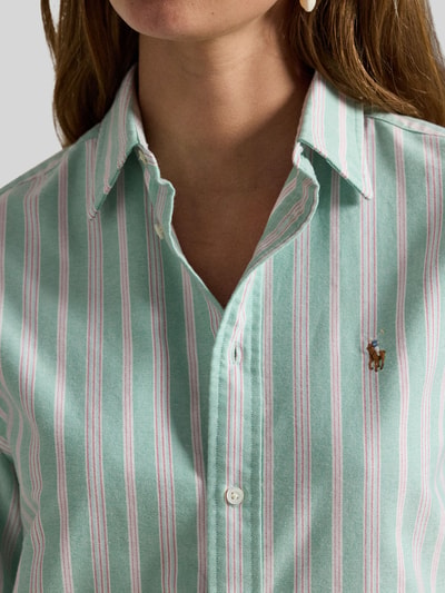 Kobiece model prezentuje Regular Fit Hemdbluse aus reiner Baumwolle von Polo Ralph Lauren, wzór w paski, wyhaftowane logo, długi rękaw, oxford, bawełna, efekt: wzór na całej powierzchni, zapięcie: listwa guzikowa, kołnierzyk koszulowy, mankiety, krój regular fit, materiał: czysta bawełna, kolor: mięta i biel, detal: faktura Oxford, zbliżenie na górę ciała