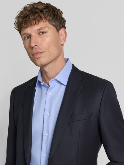 Männermodel trägt Slim Fit Business-Hemd mit Kentkragen von Christian Berg Men aus puur katoen, met lange mouwen, knoopsluiting, nahaufnahme oberkörper.