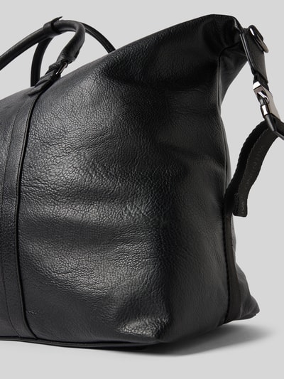 Produktfoto, Weekender mit Label-Detail von VALENTINO BAGS, schwarze Lederoptik, sichtbarer Schulterriemen, Hauptfach mit Reißverschluss, Maße etwa 66 x 40 x 22 cm, dezente Narbung, Herrentasche