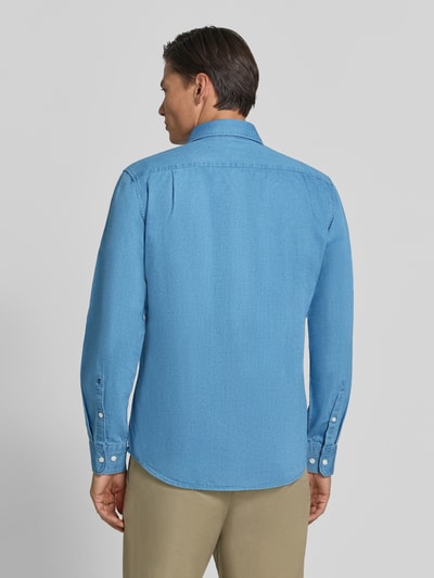 Männermodel trägt Regular Fit Businesshemd aus reiner katoen model 'Casual Spread Kent' van Seidensticker, Heren zakelijk overhemd, Ganzkörperansicht Rückansicht.