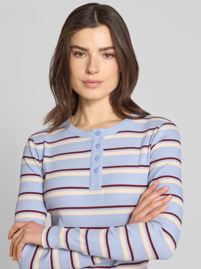 Frauenmodel trägt Slim Fit Langarmshirt aus Baumwoll-Mix Modell 'KATIE' von Vero Moda, mehrfarbig gestreift mit Rundhals, Feinstrick, Nahaufnahme Oberkörper.