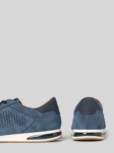 Produktfoto, Sneaker mit Label-Details Modell 'Trevor' von bugatti für Herren, abgerundete Form, Schnürung, strukturierte Sohle, blaue Farbgebung, Absatzhöhe 2 cm, Schafthöhe 8 cm, Schaftweite 10 cm
