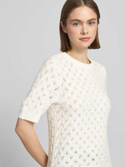 Frauenmodel trägt Regular Fit Pullover mit Woll-Anteil Modell 'LELOU' von Pieces, Optik: Unifarben, Strick, Nahaufnahme Oberkörper.