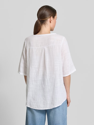 Vrouwenmodel draagt T-shirt met ronde hals model 'Li44alii' van ZABAIONE van puur katoen, recht model, ruglengte maat S 70 cm, volledig rugaanzicht