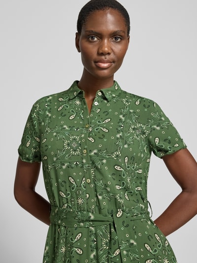 Frauenmodel trägt Hemdblusenkleid aus Reine Viskose mit Bindegürtel von Christian Berg Woman Selection, Allover-Look, Nahaufnahme Oberkörper.